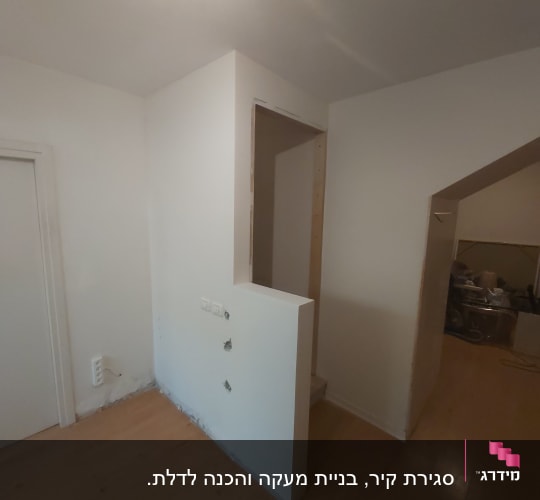 קיר גבס עם חורים לשקעים חשמליים